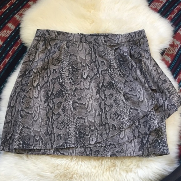 BCBGMaxAzria Dresses & Skirts - New BCBGMaxAzria mini snakeskin print skirt